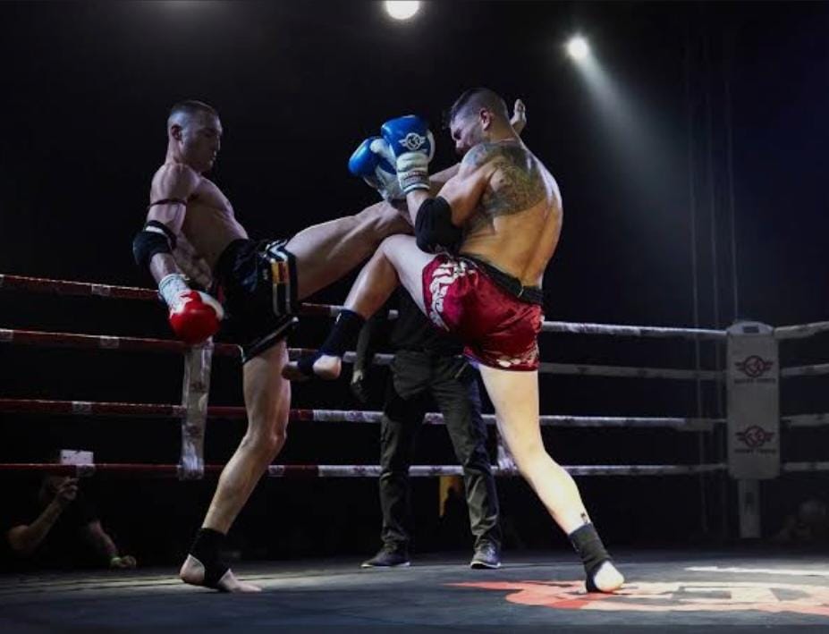 Práctica de Muay Thai con técnicas avanzadas